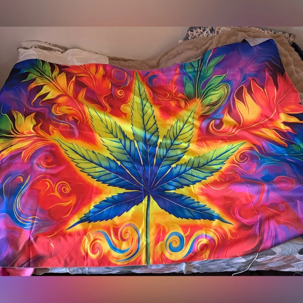 NWOT UV-Reactive Rainbow Leaf Tapestry - Vibrant Multicolor Wall Decor